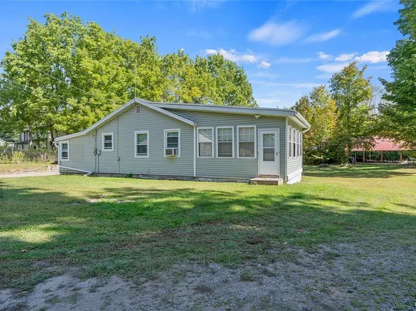 11 White Pines Dr, Pulaski, NY 13142