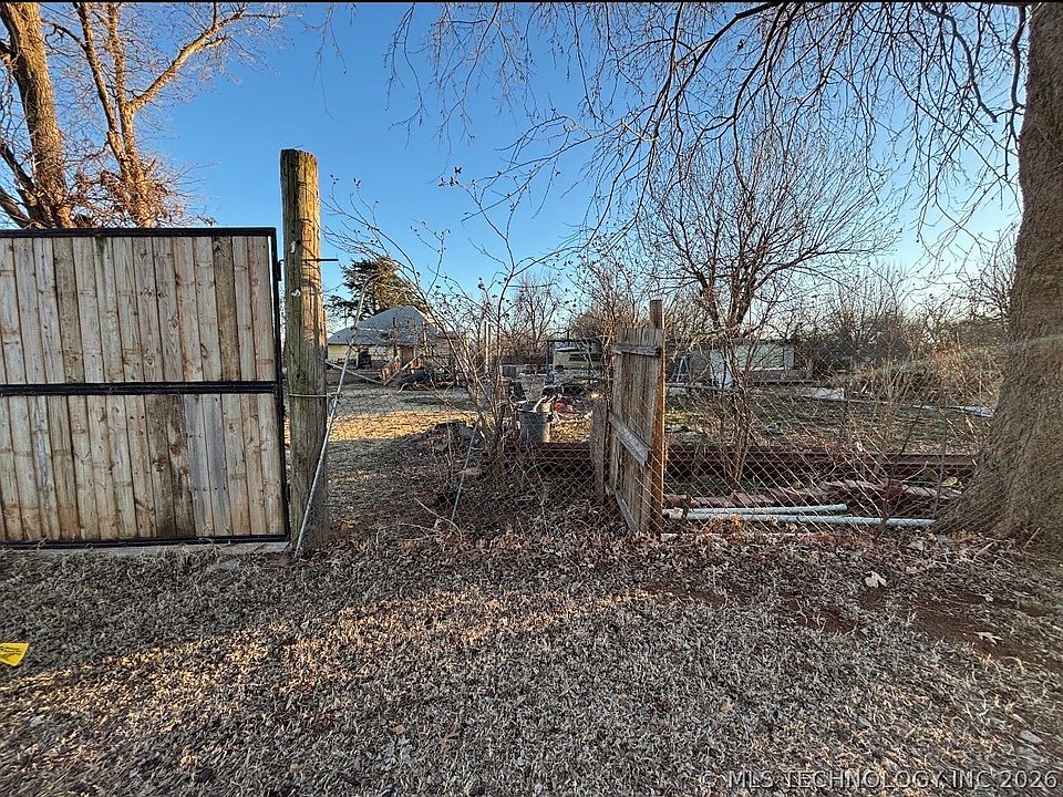 2nd image of 906 W Washington Ave