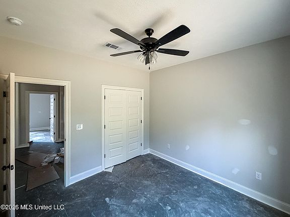 4th image of 999 Riverside Ln