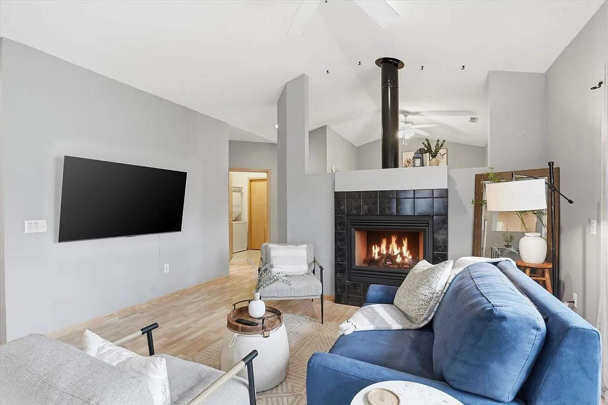Unit Photo - 1140 E Dayton St #203