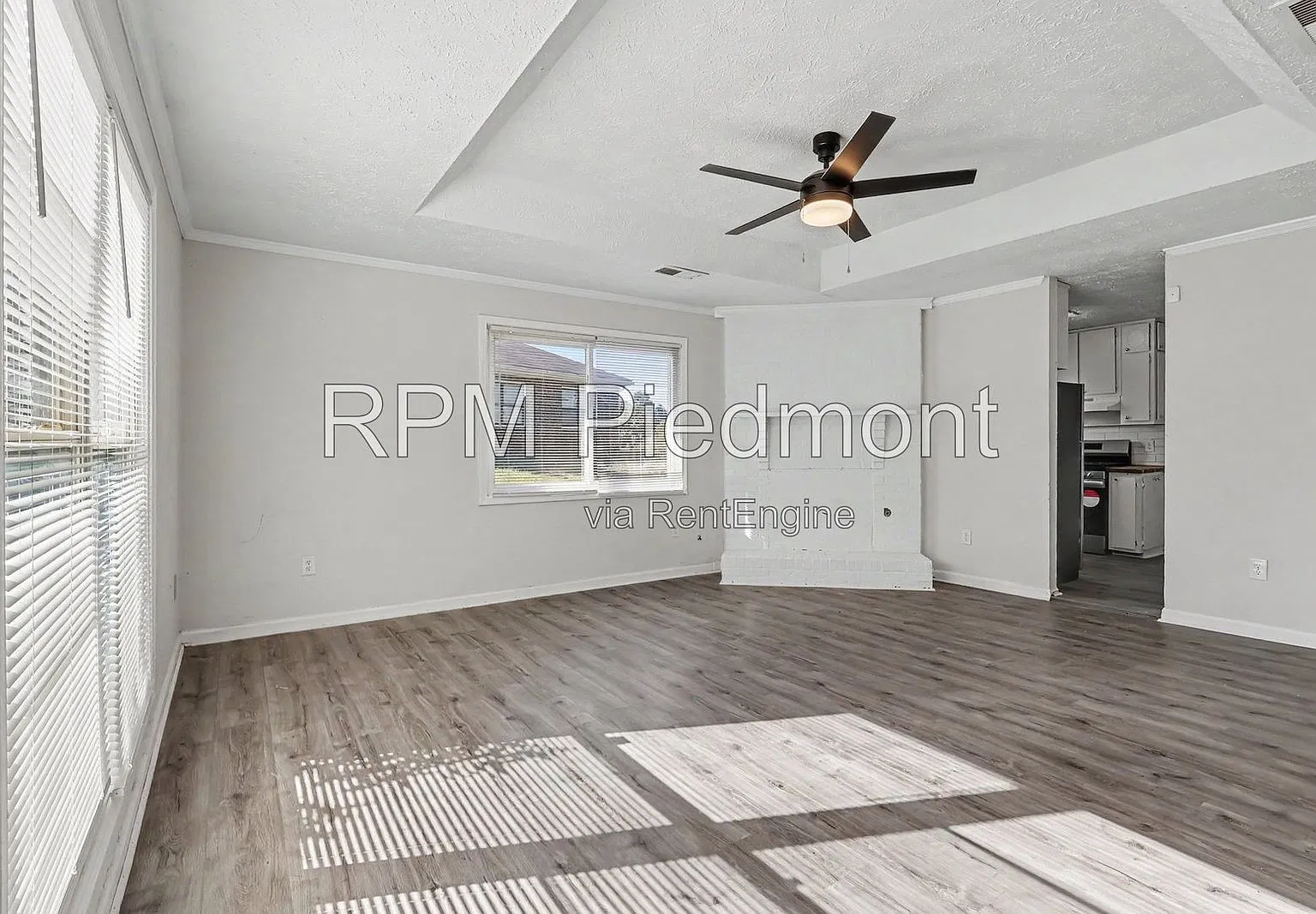 3 bed, 2.0 bath, 1364 sqft, $1,700 — Photo 2