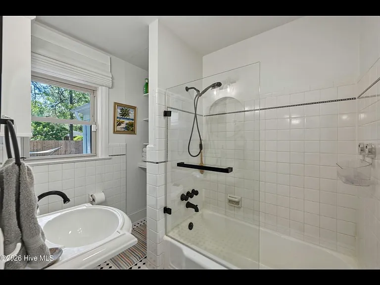611 Clark Dr — Photo 5