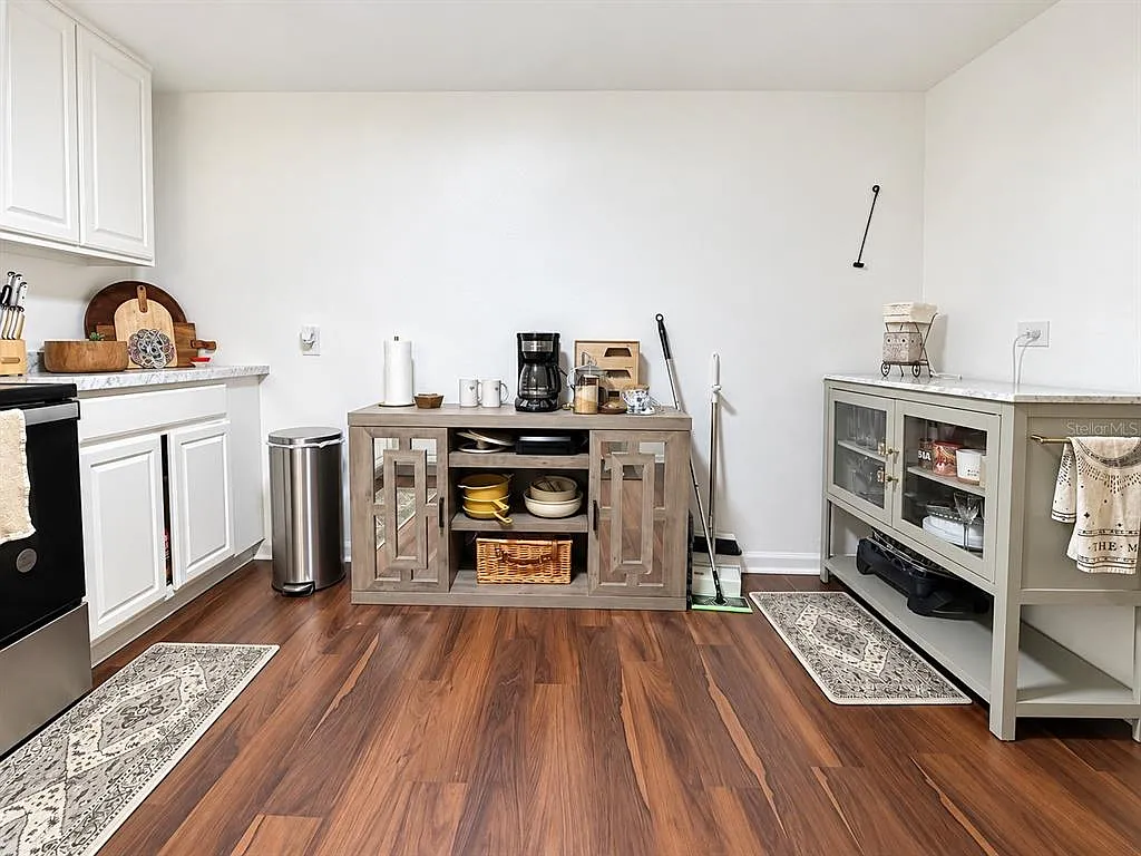 3 bed, 1.0 bath, 940 sqft, $1,750 — Photo 4