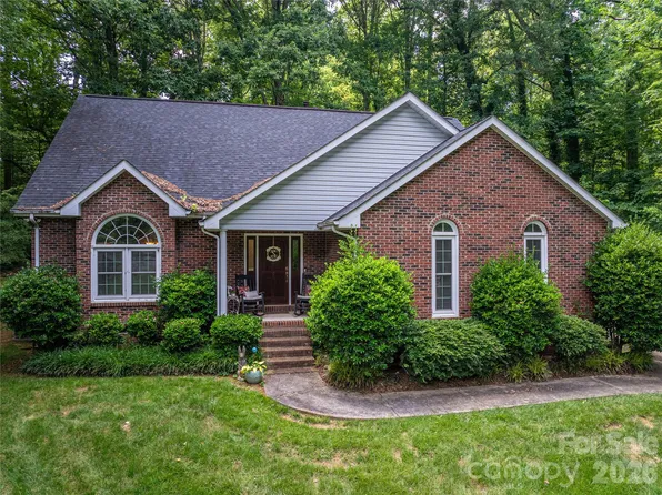 645 Deerfield Dr, Mount Holly, NC 28120