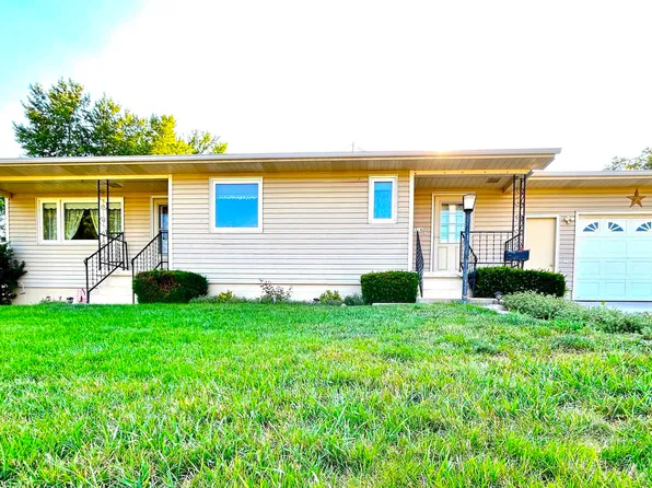 318 S 5th St, Howells, NE 68641