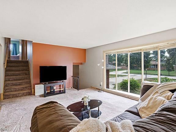 3rd image of 1351 N Circle View Dr