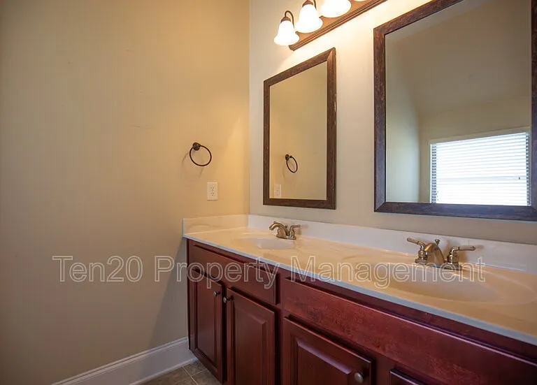 24 Sword St — Photo 15