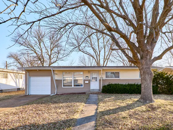 495 Versailles Dr, Florissant, MO 63031