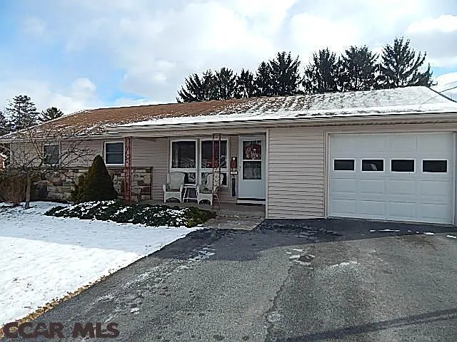826 E High St photo 1