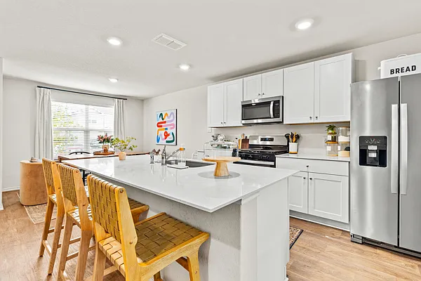 5 bed, 2010 sqft, $2,200 — Photo 4