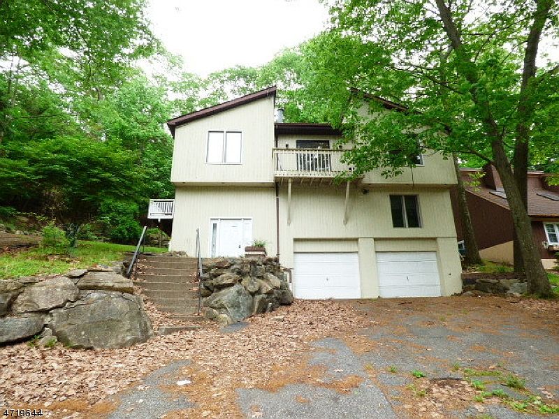 2nd image of 104 W Lake Shore Dr