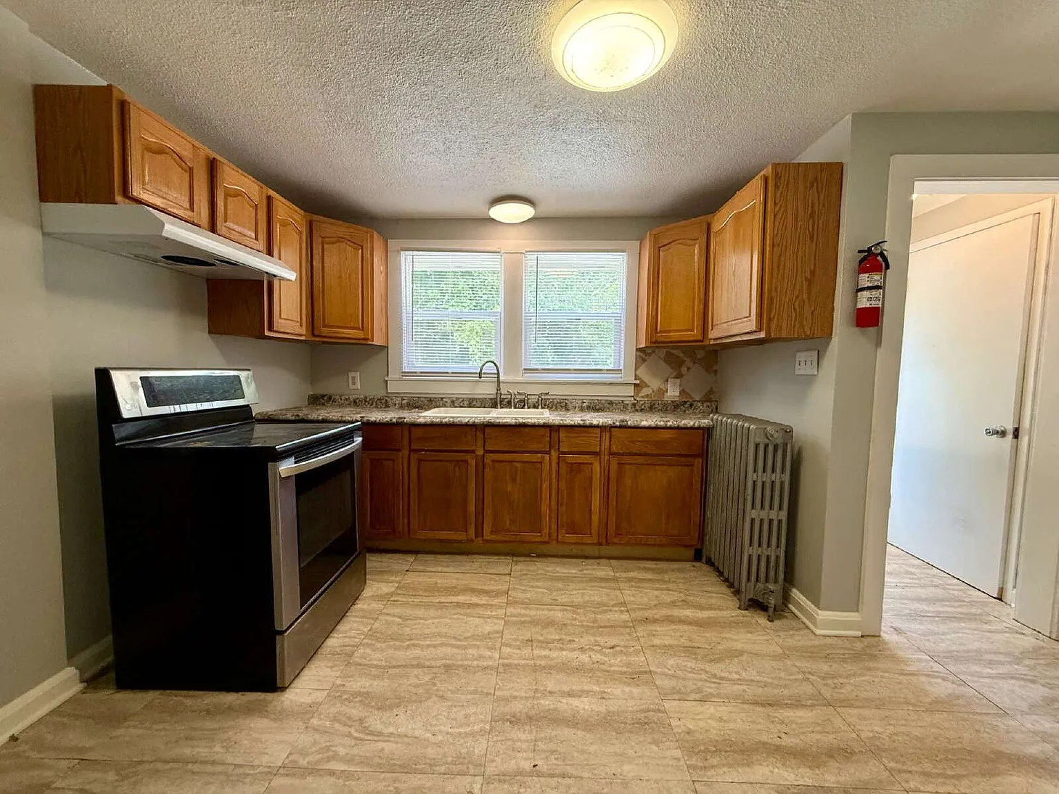 2 bed, 1.0 bath, $1,495 — Photo 2