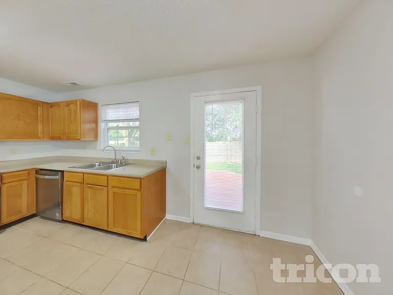 2414 Summerwood Ln — Photo 5