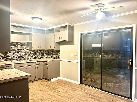 4th image of 122 Grenada Ln