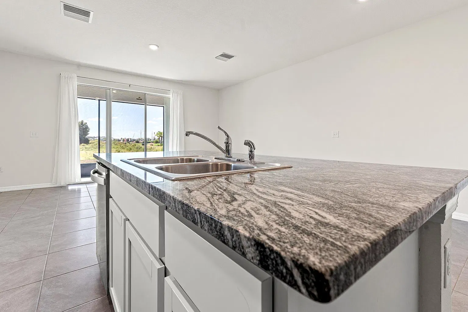 3 bed, 2.5 bath, 1758 sqft, $2,150 — Photo 4