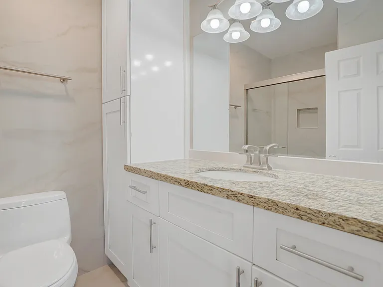 584 SE 20th Ave #2 — Photo 24