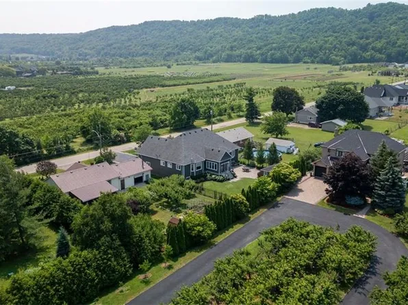 211 Lewis Rd, Hamilton, ON L8E 5G7