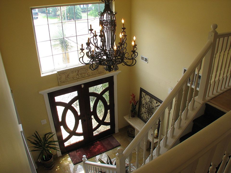 Vaulted Foyer -Front Door