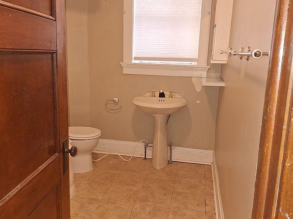 Full bath, antique in appearance but modern in convenience!!