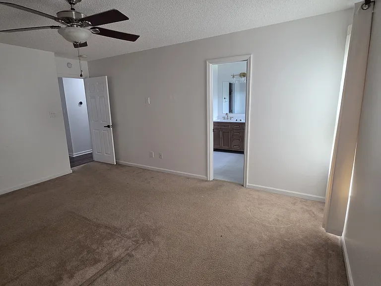 423 Spring Dr — Photo 16