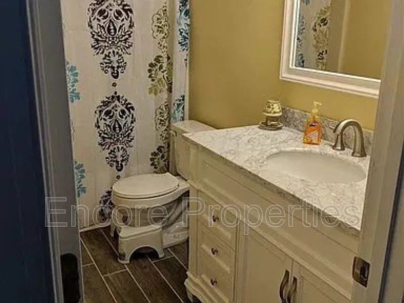 3 bed, 2.5 bath, 2500 sqft, $2,400 — Photo 4