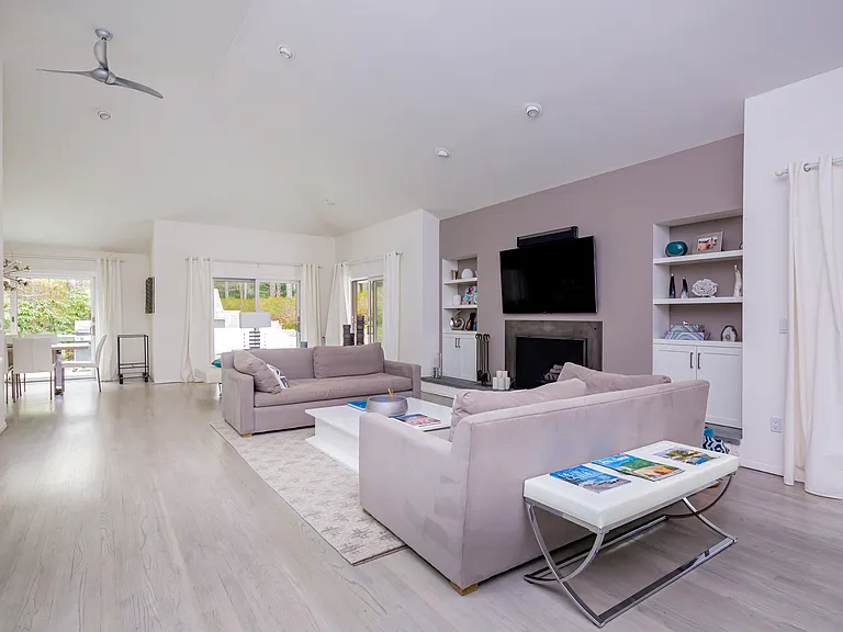 15 Jonathan Dr — Photo 1