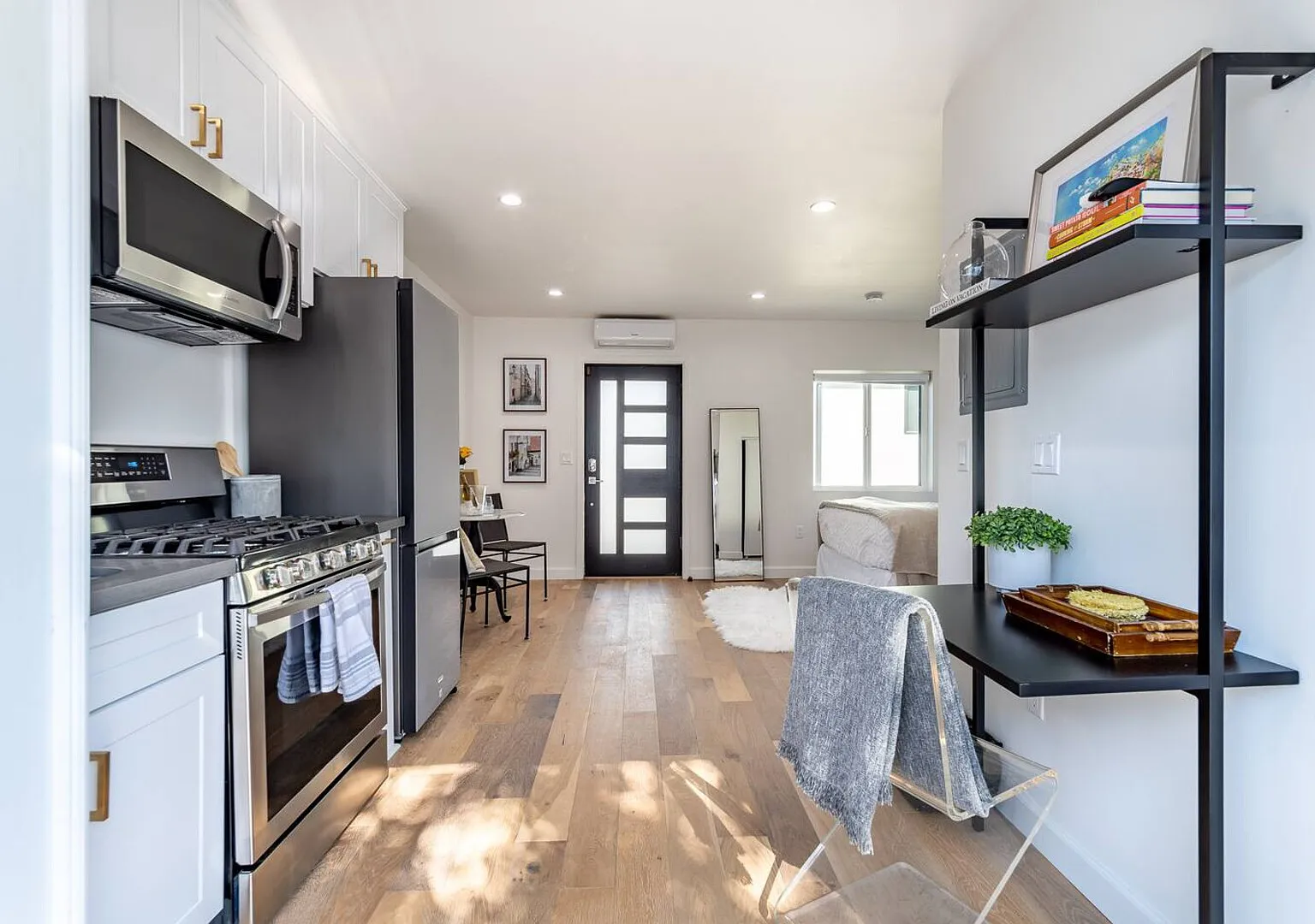 Well Appointed and Charming Guest House in Sherman Oaks — Photo 4