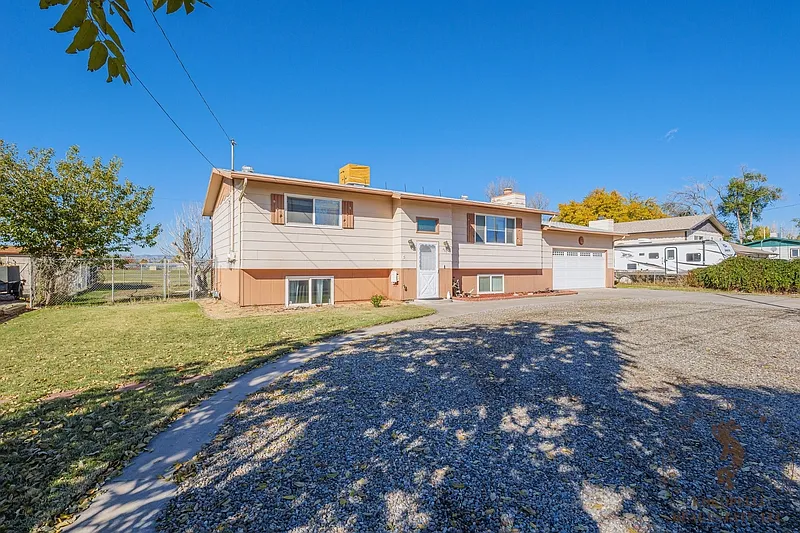 4 bed, 2.0 bath, 2258 sqft, $2,000 — Photo 1