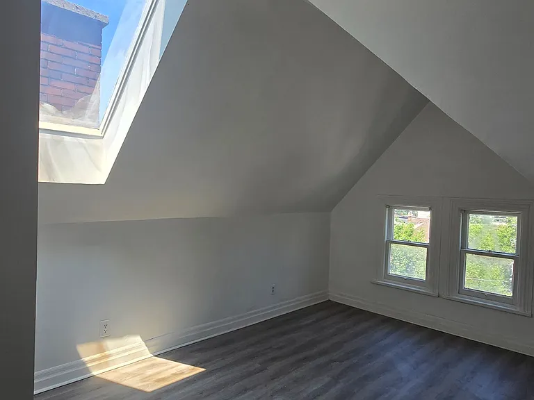 252 James St S #303 — Photo 13