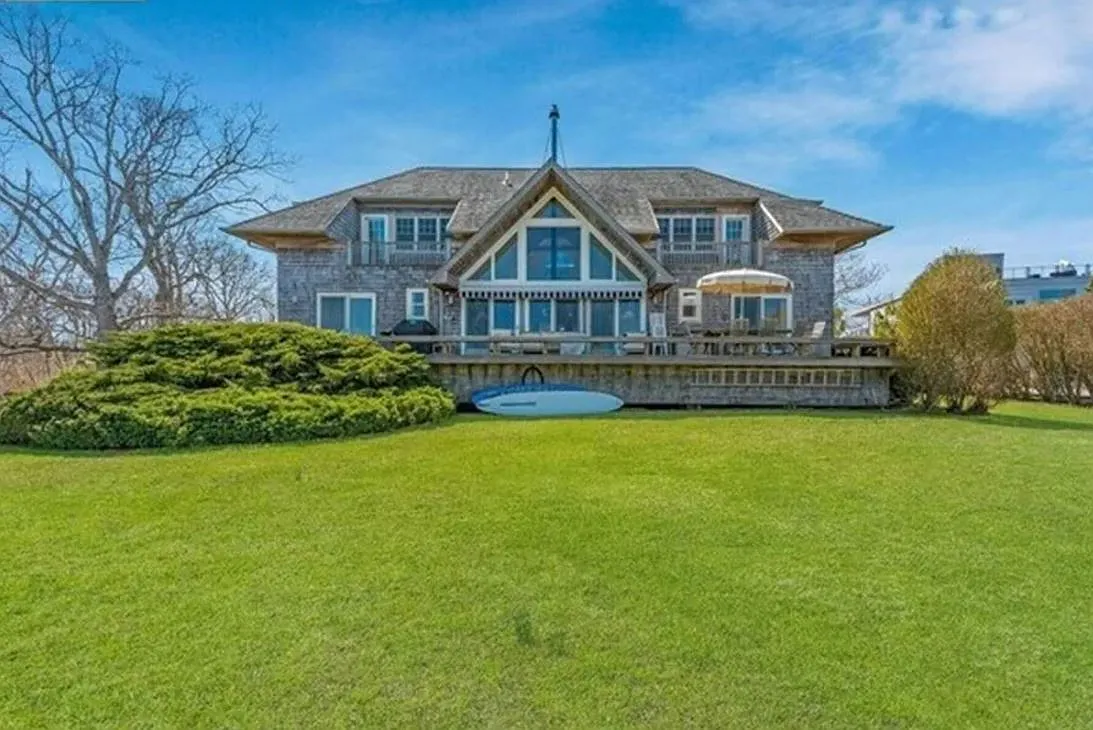 Serene Waterfront Home in Southampton — Photo 1