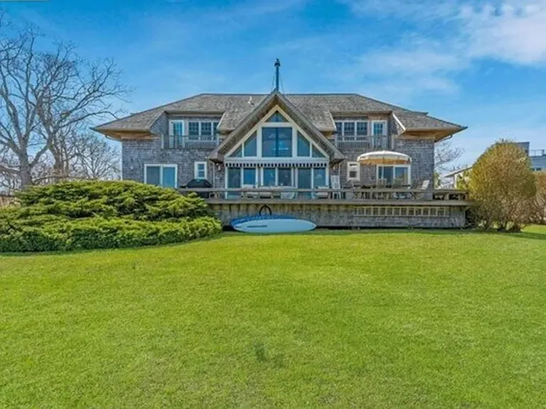 105 W Neck Point Rd — Photo 1