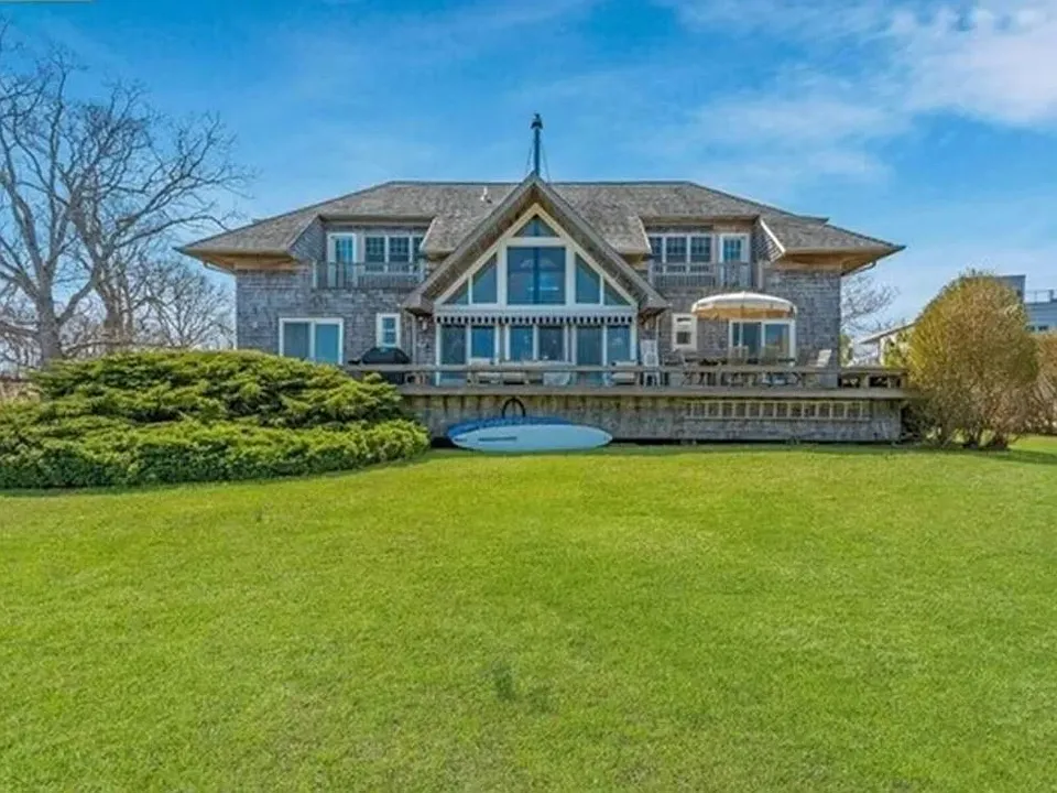 105 W Neck Point Rd
