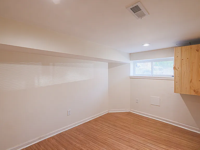 2729 E Monument St — Photo 30