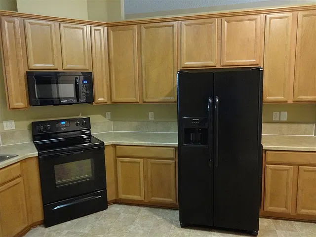 4 bed, 2.0 bath, 2160 sqft, $2,280 — Photo 2
