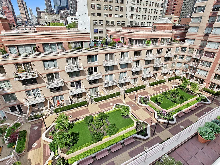 393 W 49th St #2NN — Photo 6
