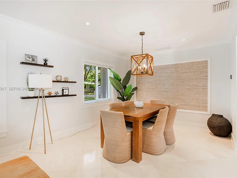 1029 Mariposa Ave — Photo 11