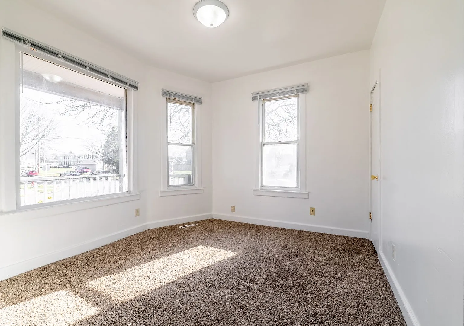 Spacious 4 Bedroom 2 Full Bath in Kenosha! — Photo 2