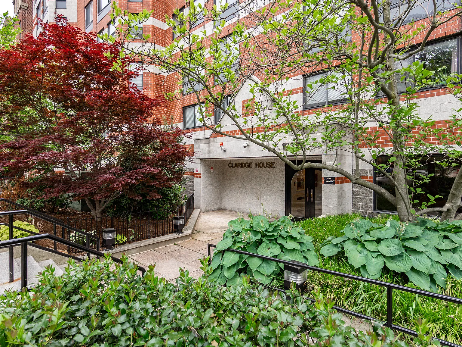 1 bed, 1.0 bath, 696 sqft, $3,300 — Photo 1