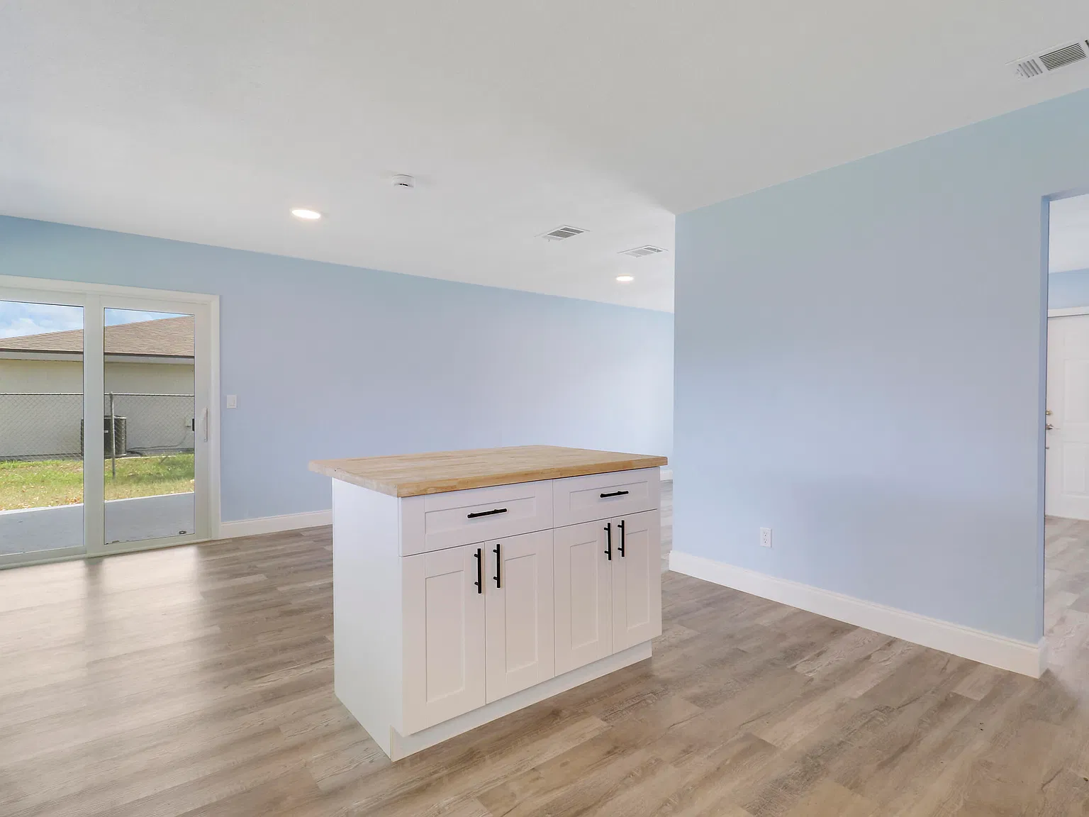 3 bed, 1100 sqft, $2,300 — Photo 3