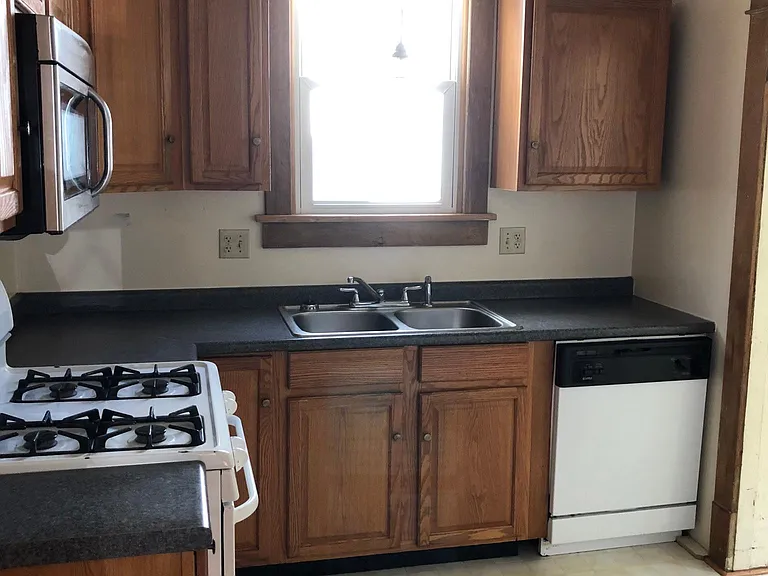456 E School St — Photo 7