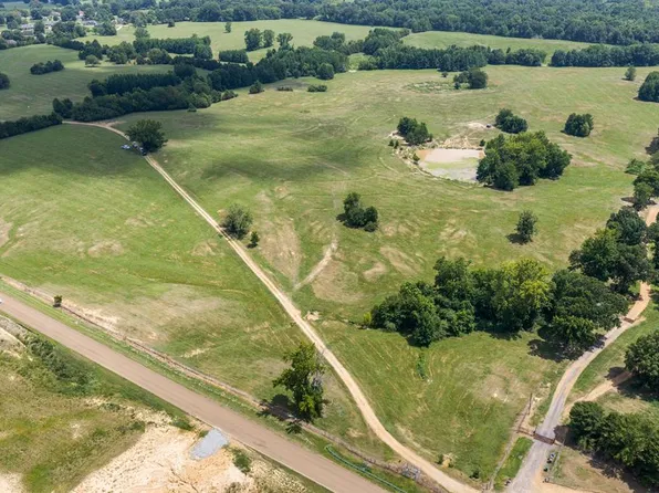 1000 Woolfolk Rd, Senatobia, MS 38668