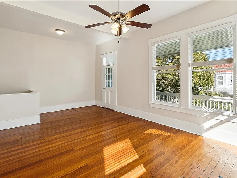 413 E Waldburg St #B — Photo 6
