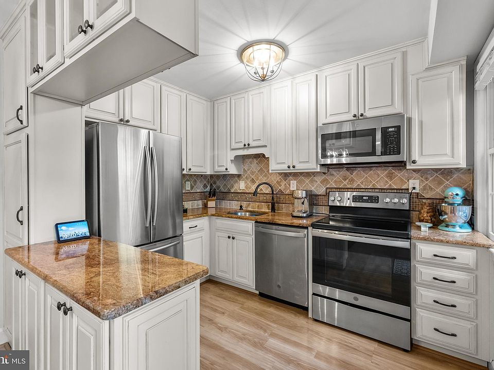 1st image of 1111 N Pitt St APT 1C