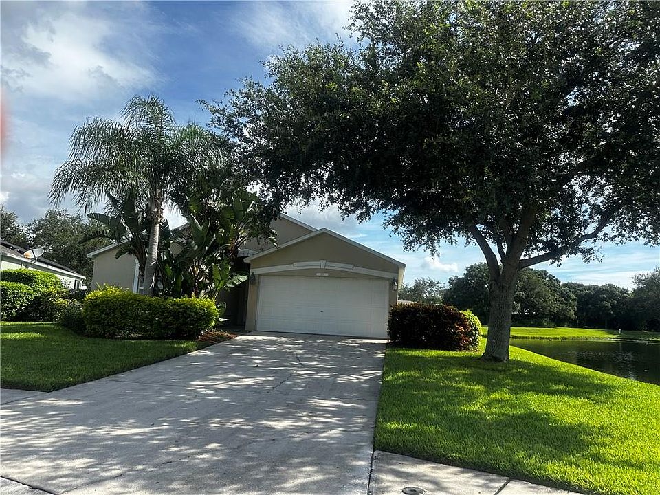 1st image of 899 Greenleaf Cir