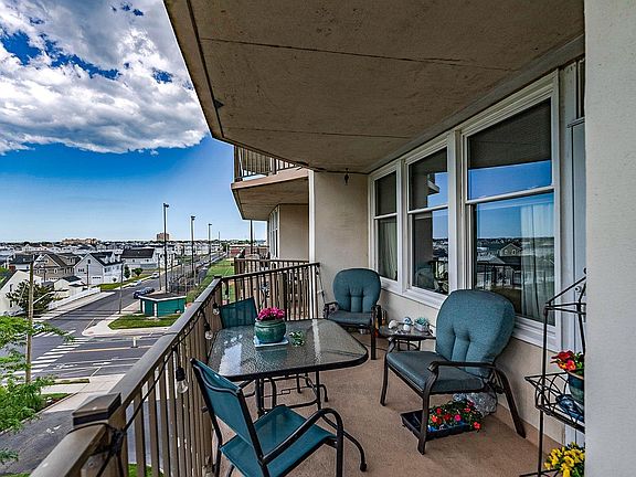 5th image of 500 Bay Ave Unit 506S