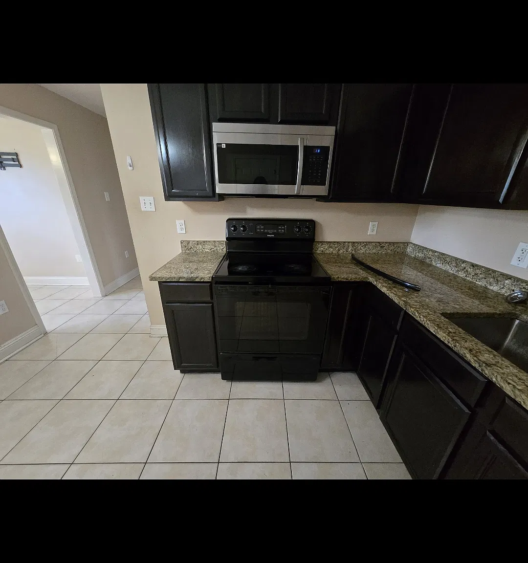 81 Phillip Court East - 81 — Photo 2