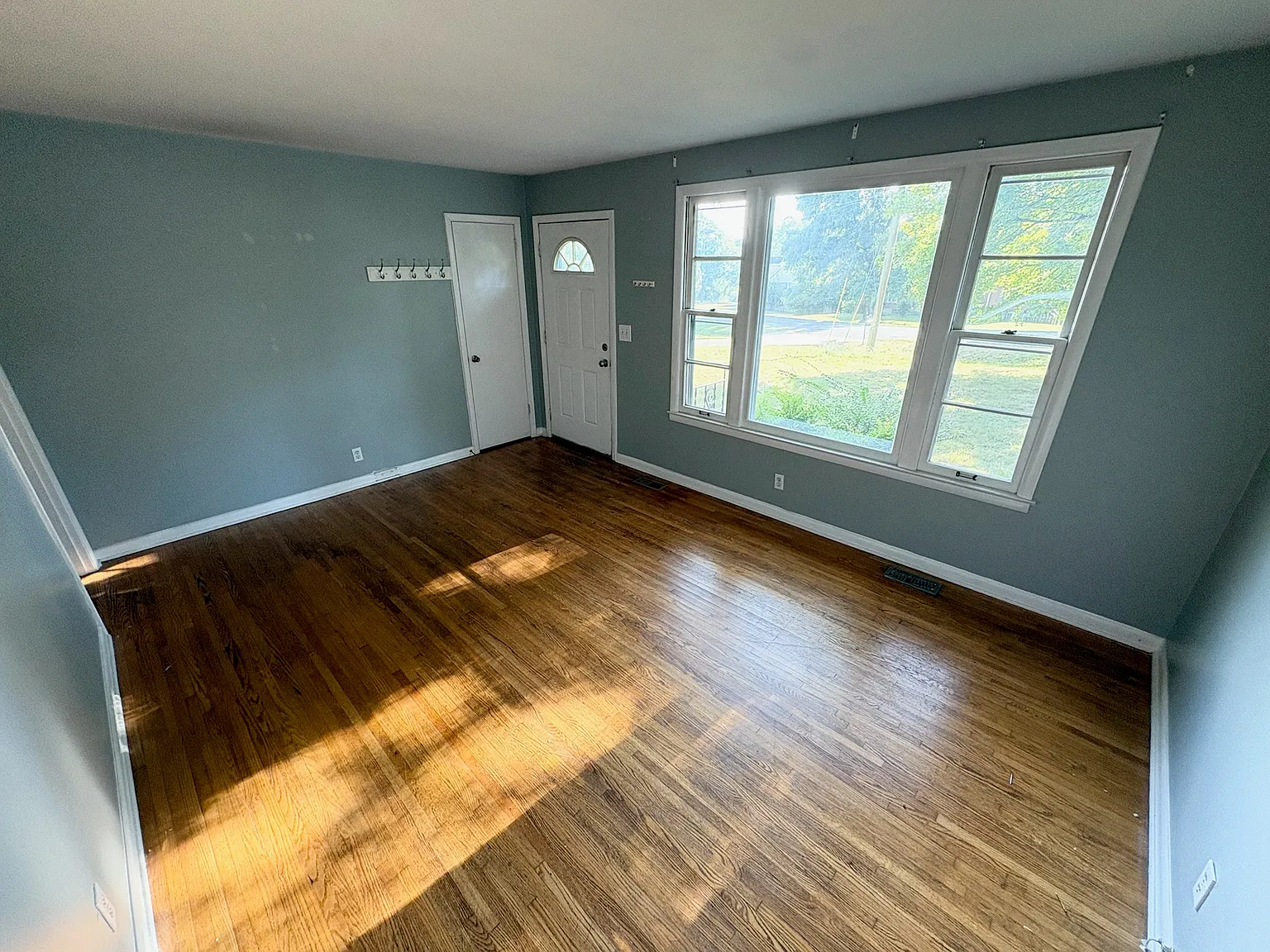 3 bed, 1050 sqft, $2,000 — Photo 2