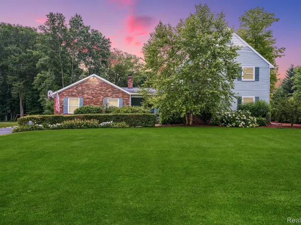 8802 Margo Dr, Brighton, MI 48114