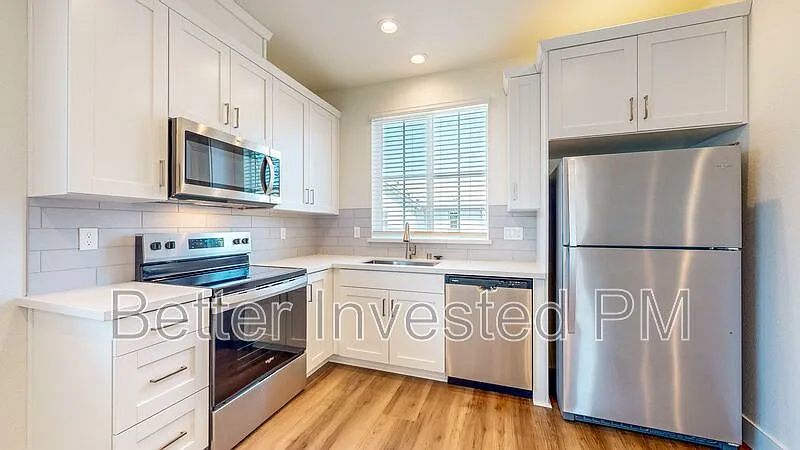 3 bed, 2.0 bath, 1000 sqft, $3,000 — Photo 3