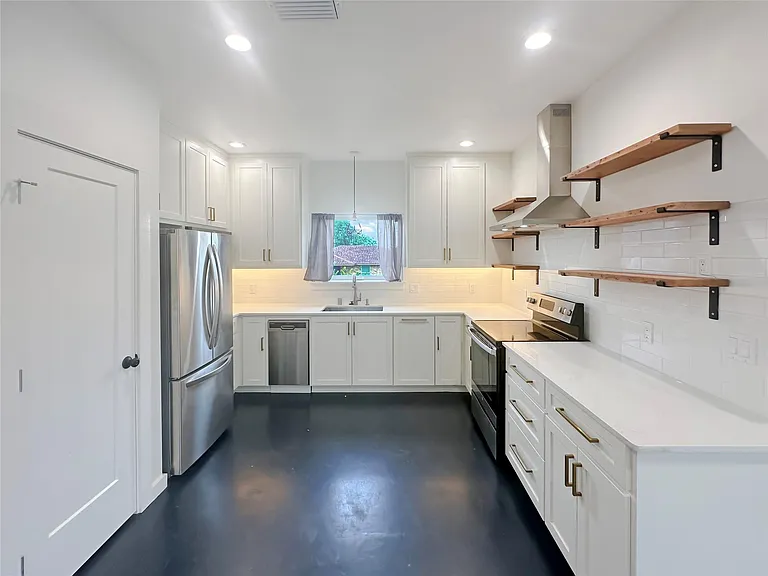 317 E 8th St — Photo 3